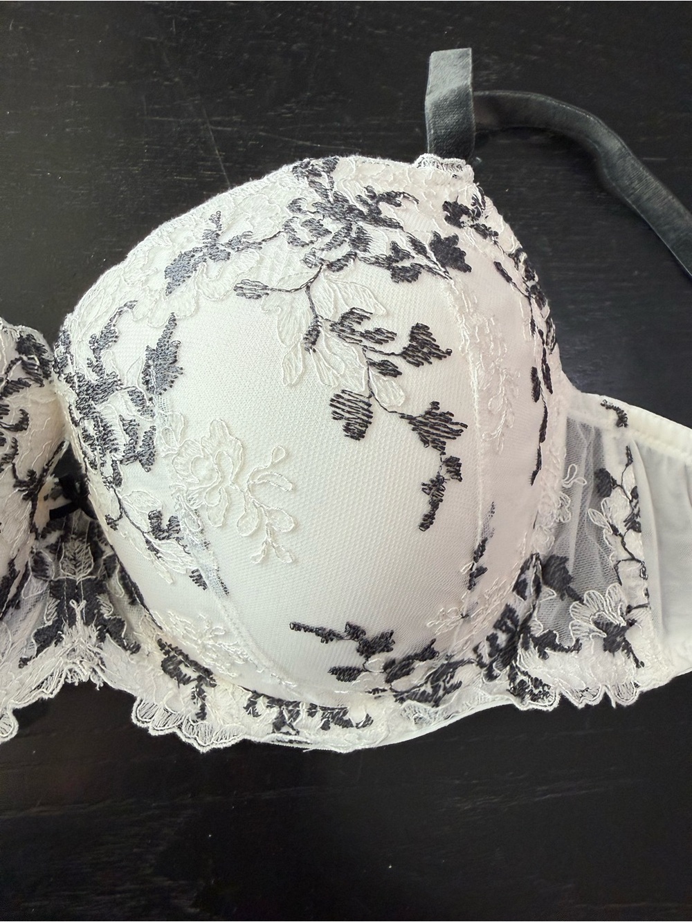 Victoria’s Secret White Lace Floral Embroidered Sexy Bra - Elegant Support - Picture 4 of 5